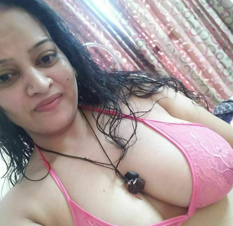 Tharki Bhabhi Ki Ghar Pe Nude Selfies