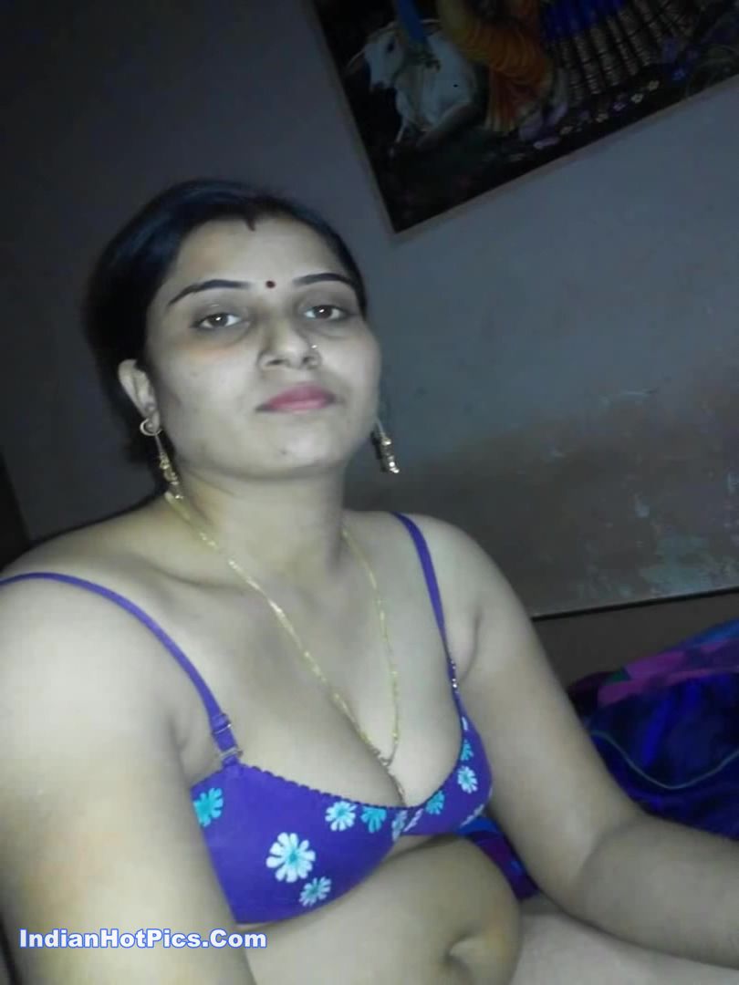 Desi Housewife Sexy Bra Selfies Leaked picture