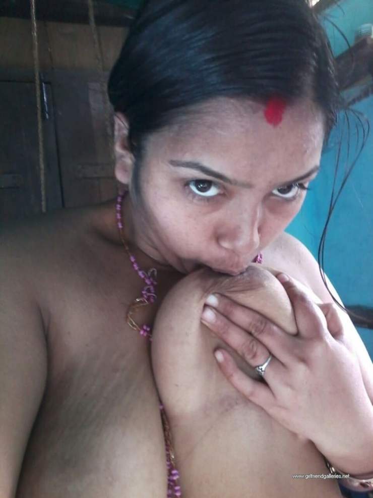 Horny Geeli Choot Girl Boobs Licking Nude Photos